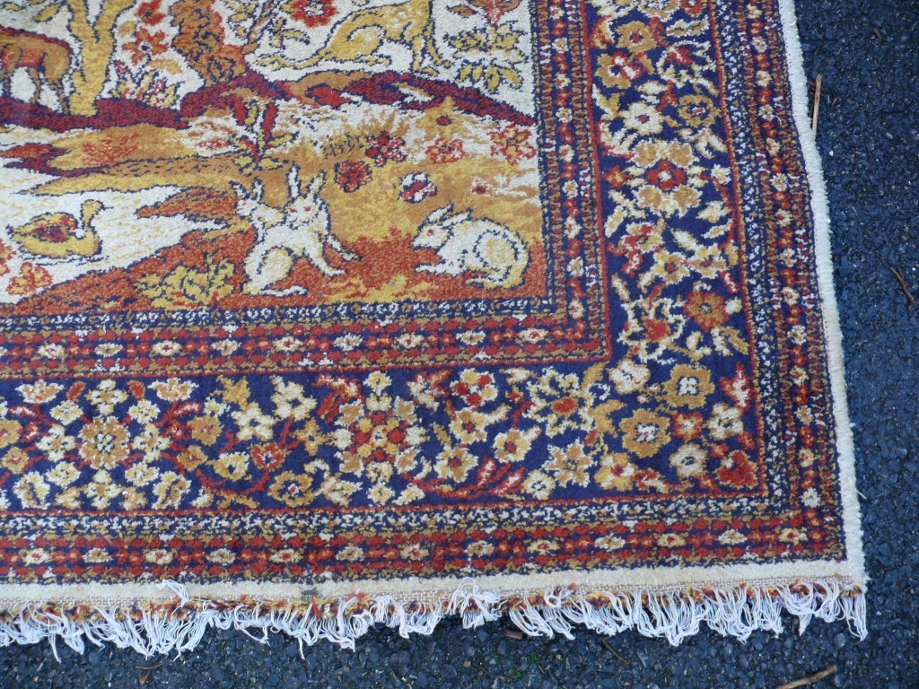A pair of prayer style rugs, having cent - Image 4 of 7