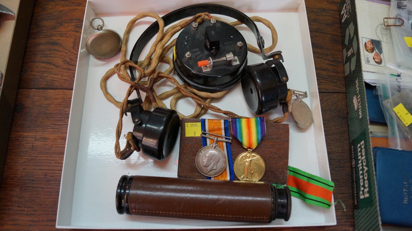 A pair of World War I medals: to 125243