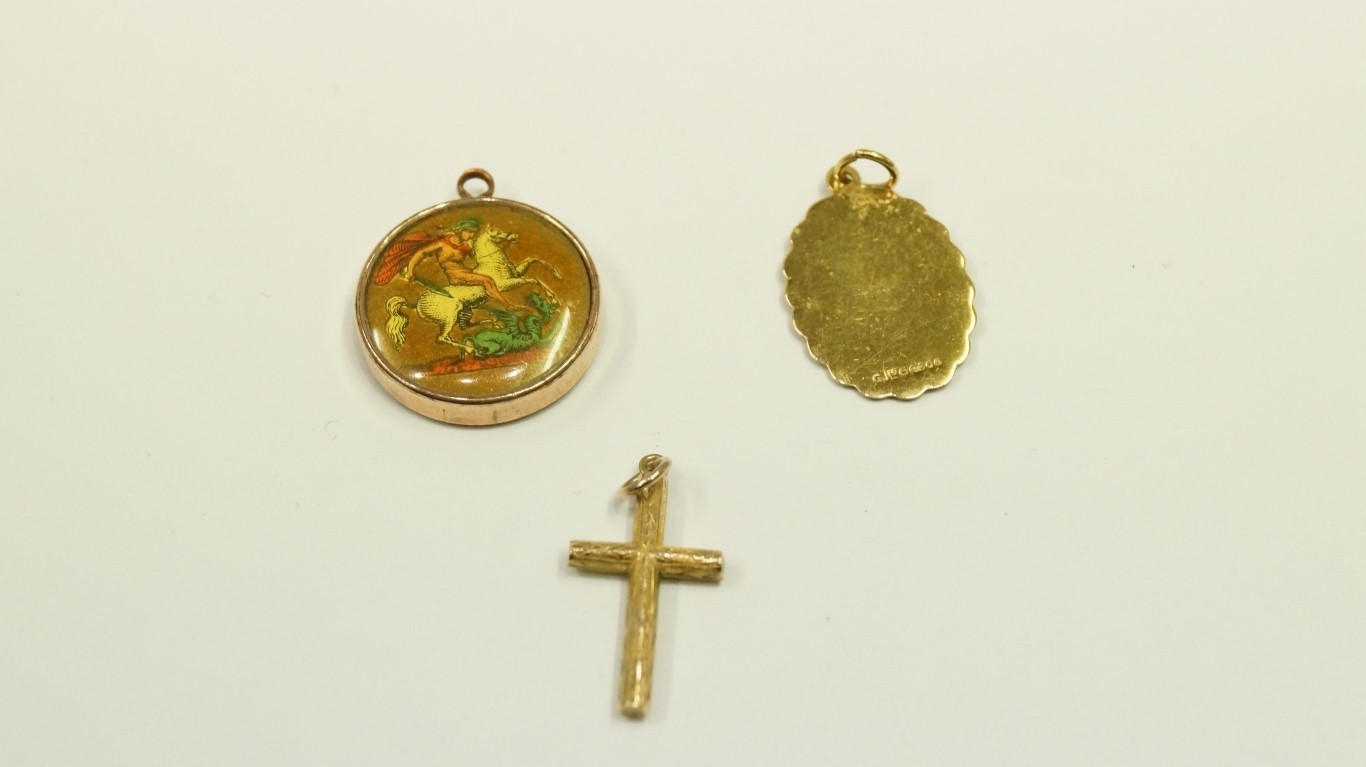 A 9ct gold St Christopher pendant, toget - Image 2 of 2