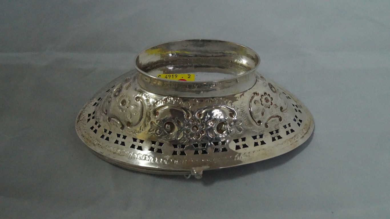 A Georgian unmarked sweetmeat dish, of b - Image 4 of 4