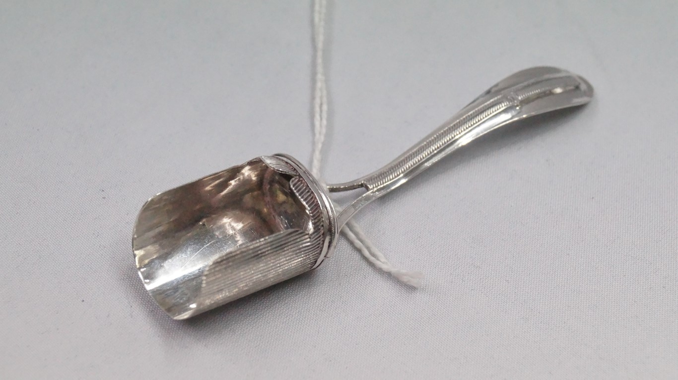 A Dutch white metal caddy spoon, having ribbed bowl, 8.7cm.