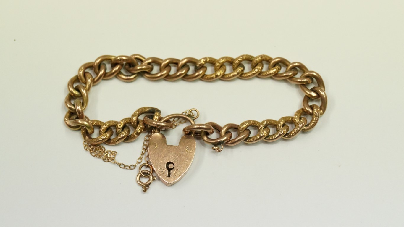 A 9ct gold bracelet with heart shaped cl
