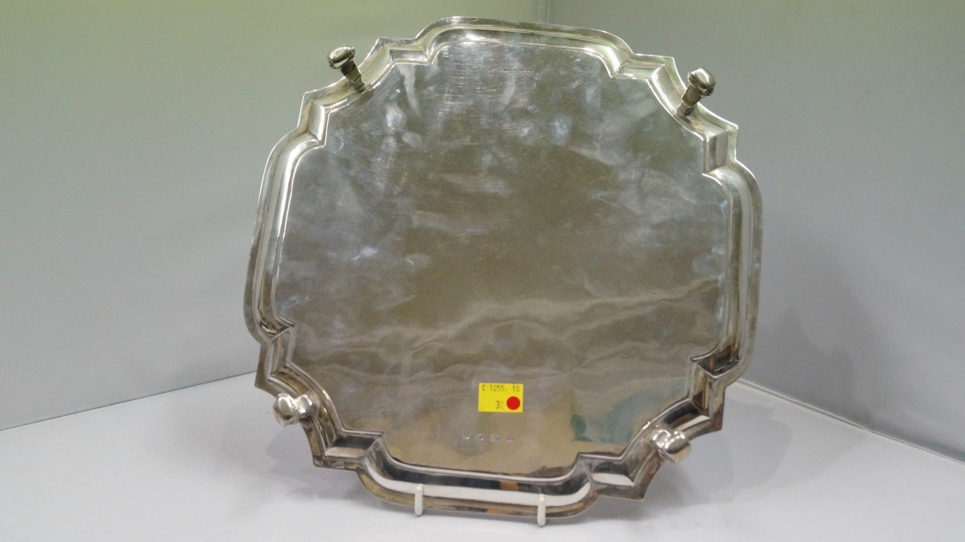 A silver salver, by Goldsmiths and Silve - Image 2 of 3