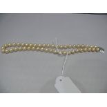 A single strand pearl necklace, with cla
