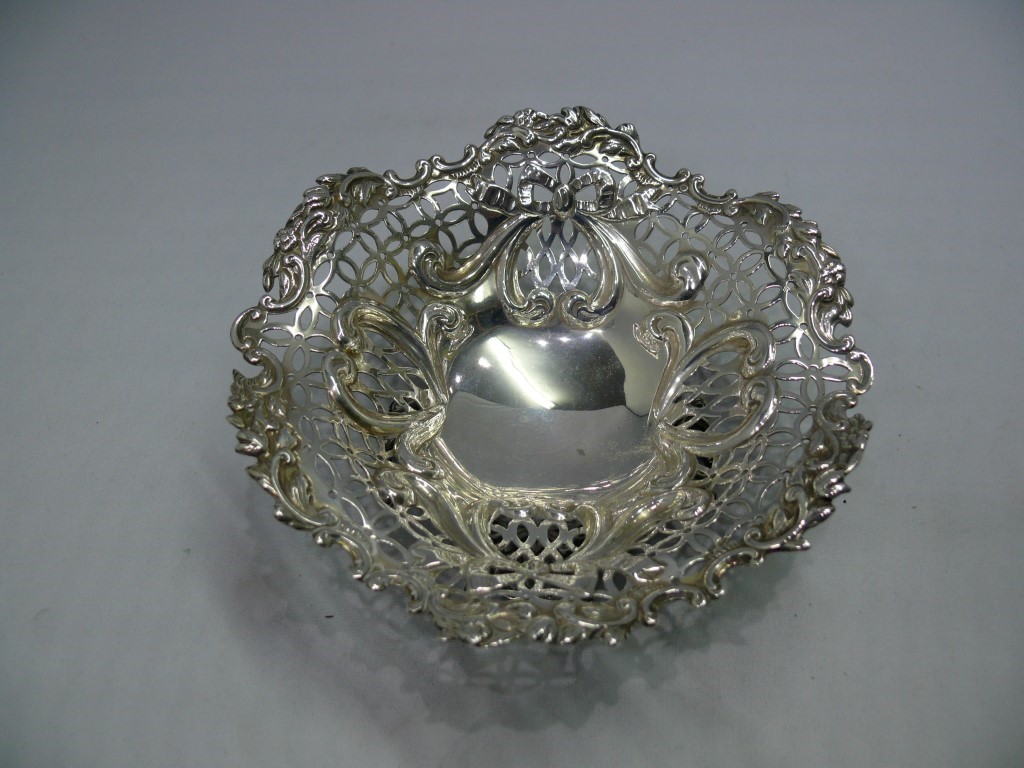 A Victorian silver pierced bonbon dish, - Image 2 of 6