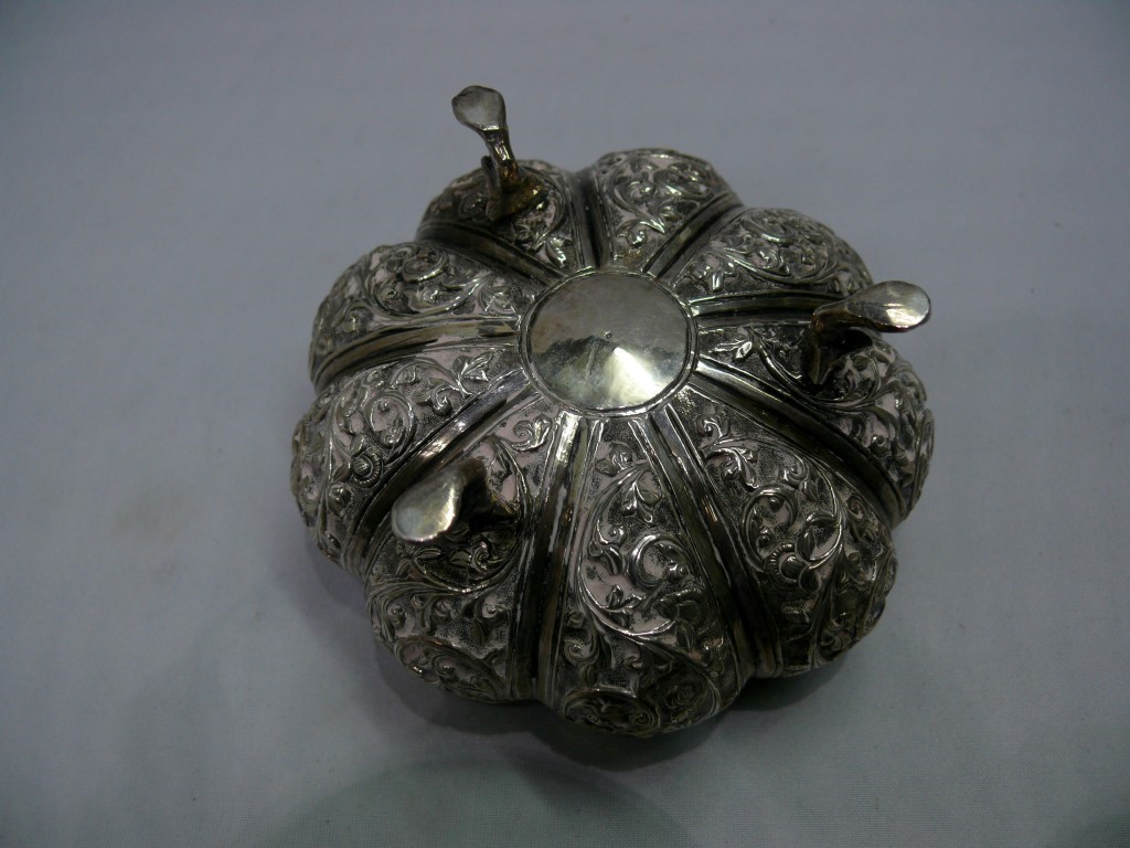 An Indo-Persian metal sugar bowl, decora - Image 3 of 4