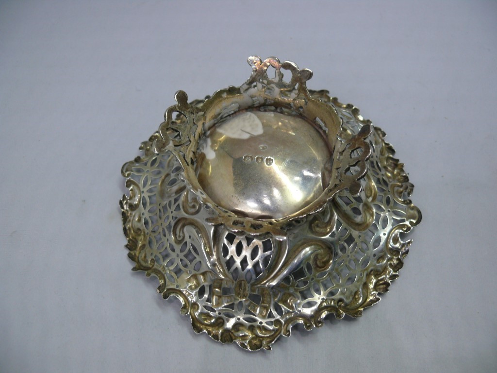 A Victorian silver pierced bonbon dish, - Image 3 of 6