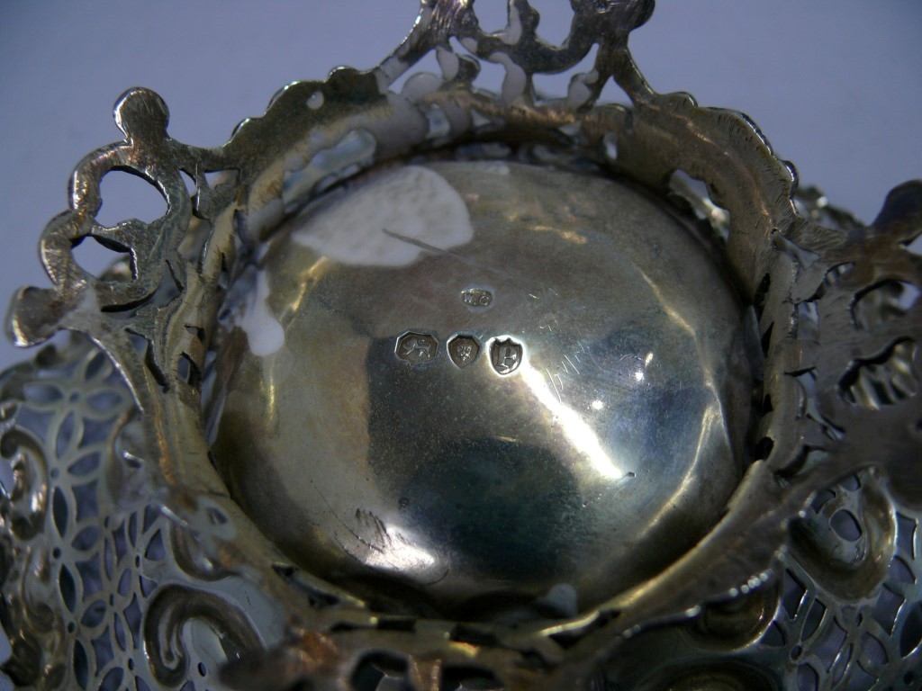 A Victorian silver pierced bonbon dish, - Image 4 of 6