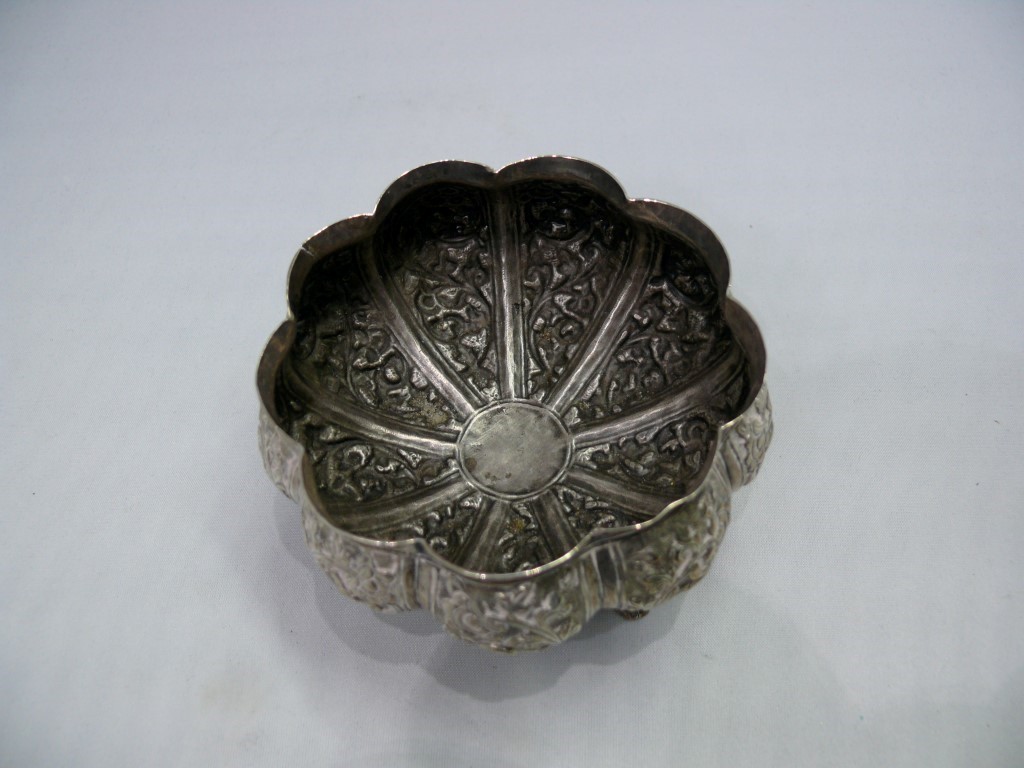 An Indo-Persian metal sugar bowl, decora - Image 2 of 4