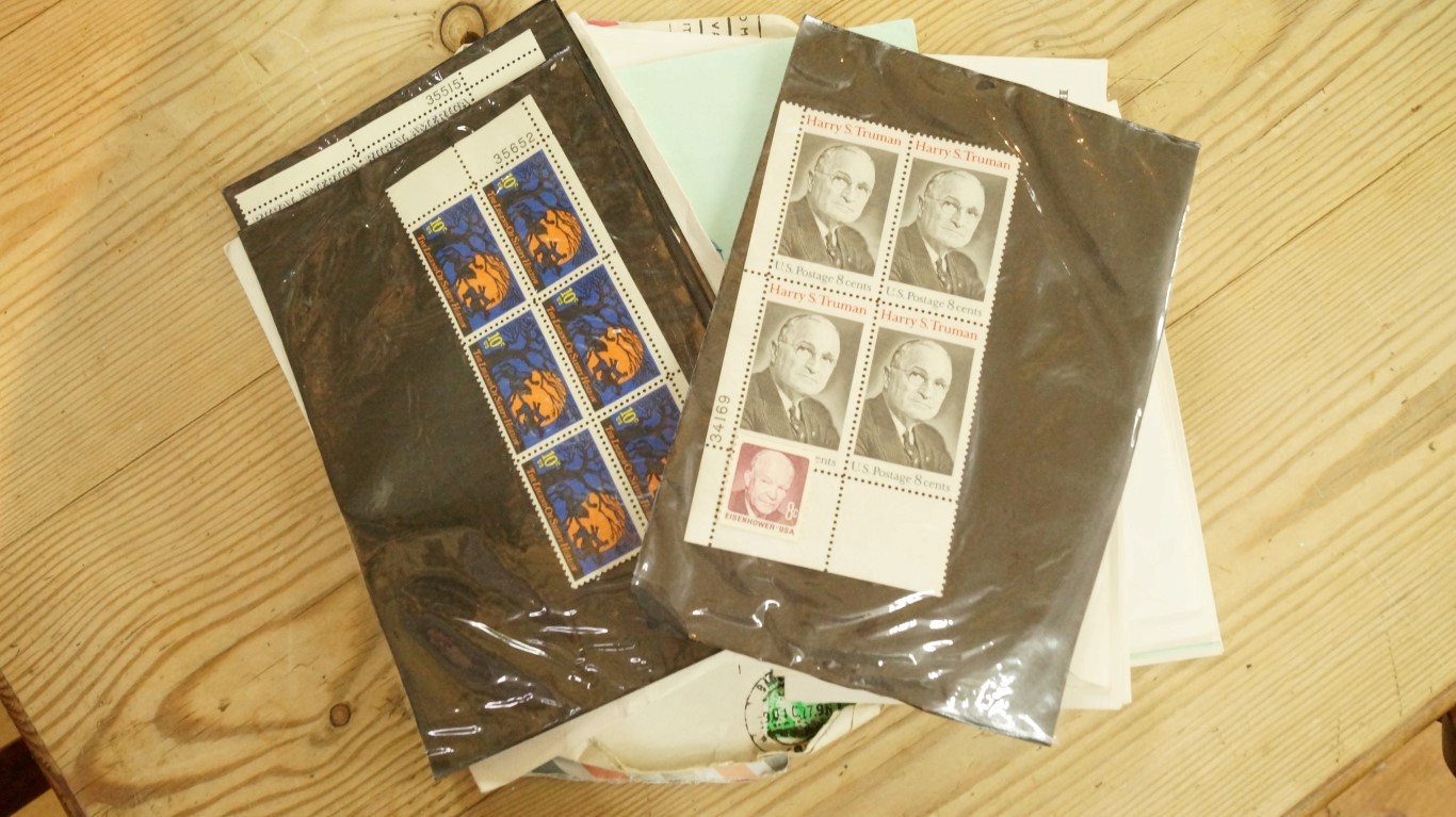 A small quantity of American stamps.