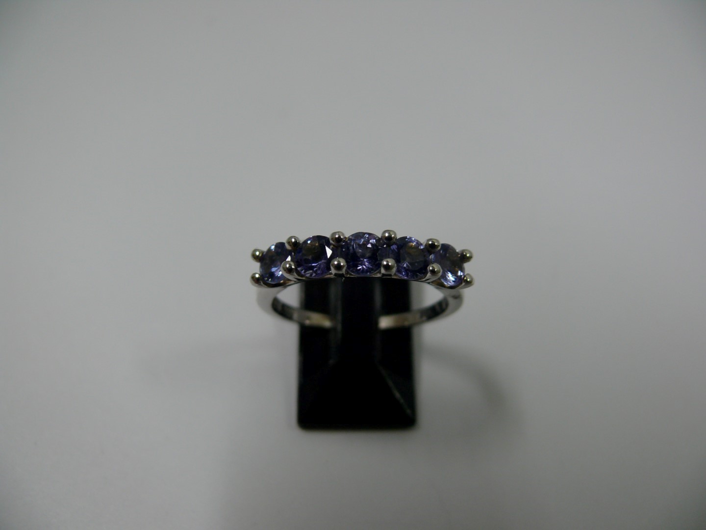 Two 9k white gold and tanzanite rings; t - Image 3 of 5