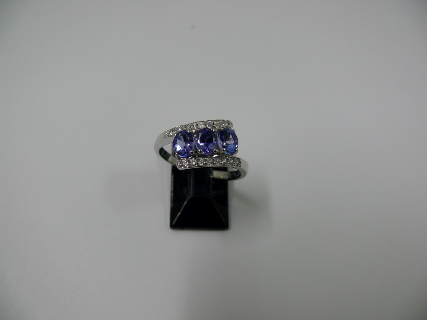 An opal and tanzanite 10k gold ring; tog - Image 3 of 4