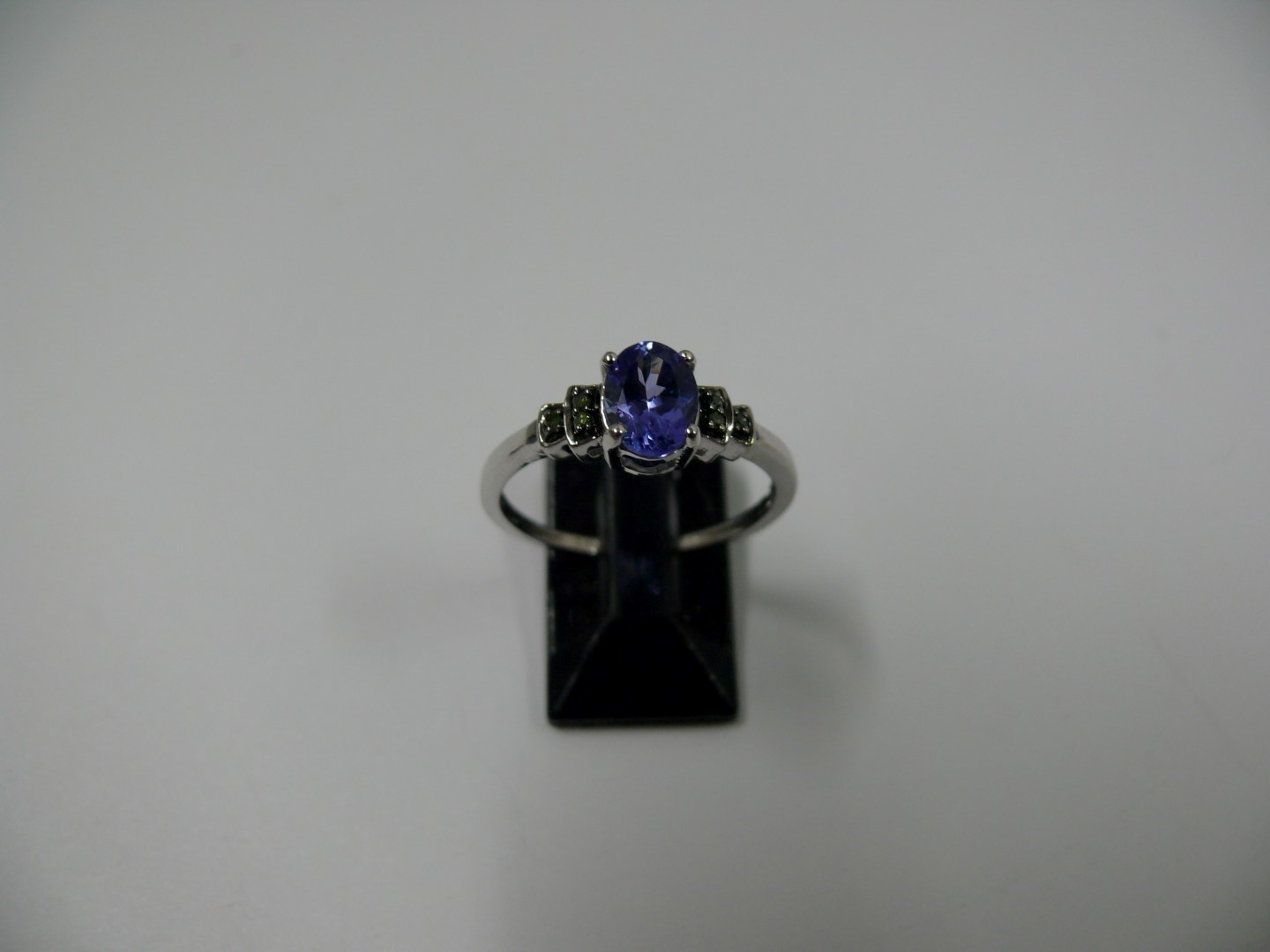 Two 9k white gold and tanzanite rings; t - Image 4 of 5