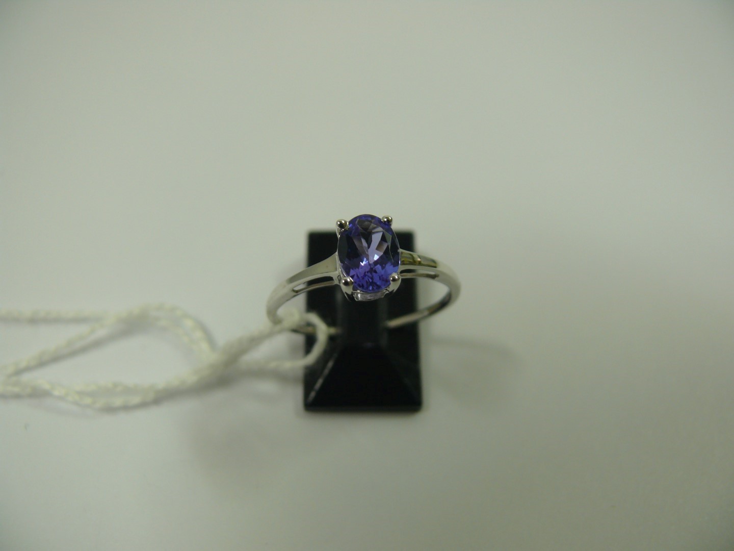 A 14k white gold ring set oval tanzanite - Image 2 of 2