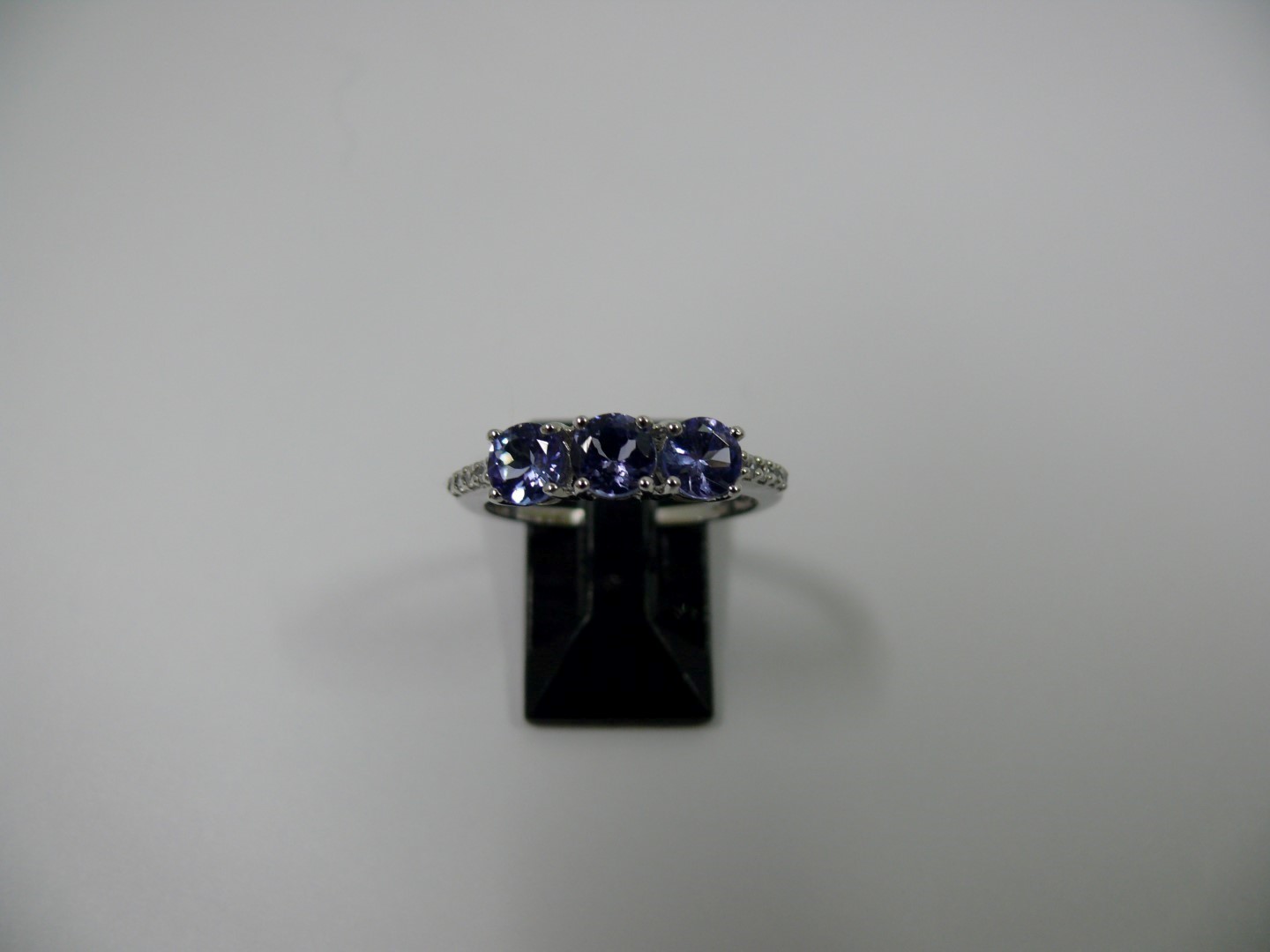 Two 10k yellow gold rings, set tanzanite - Image 3 of 5