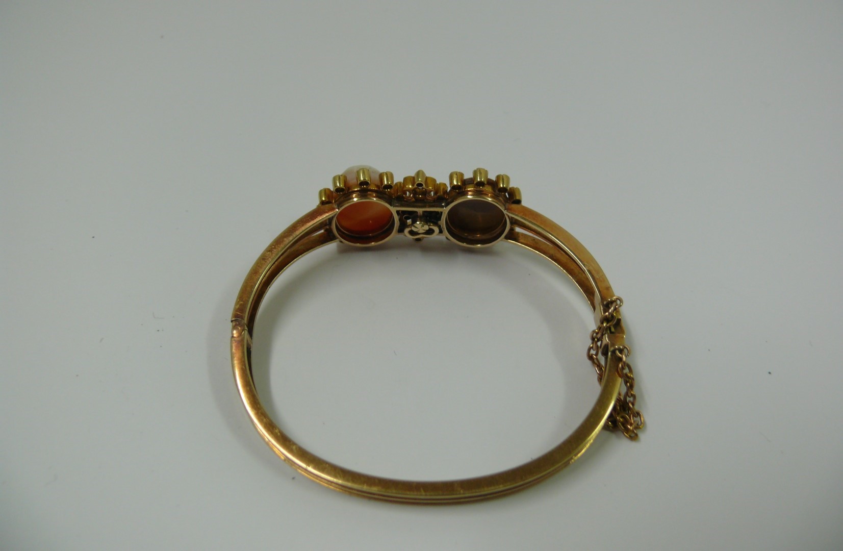 An unmarked Victorian yellow metal hinged bangle, decorated carved cameos of classical female bust - Image 2 of 5