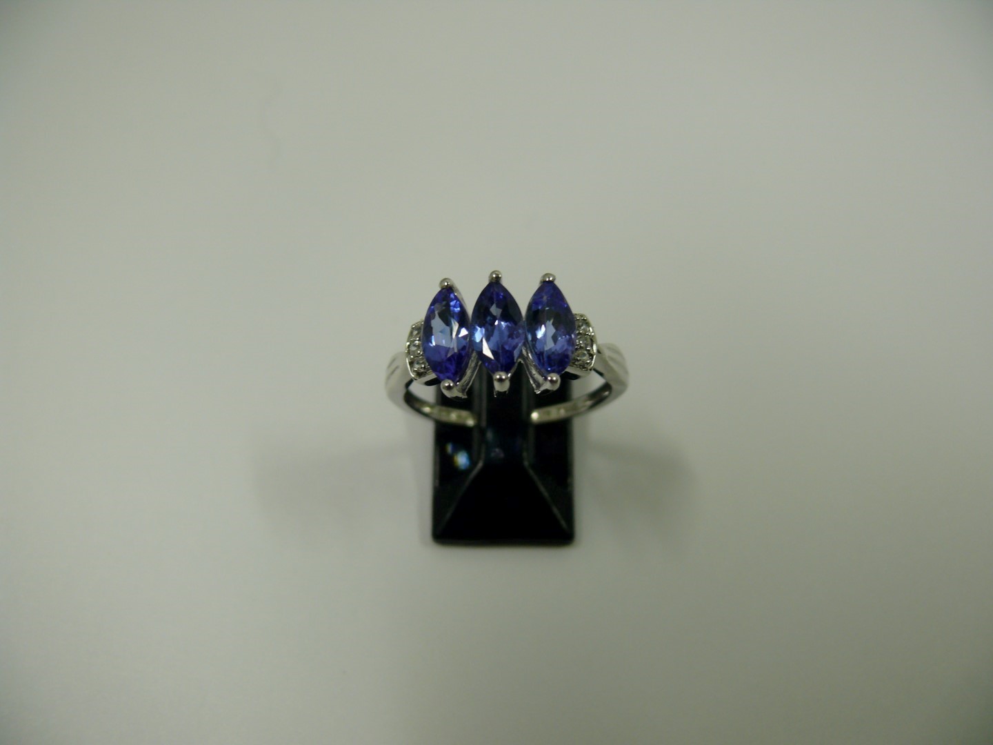 Two 10k yellow gold rings, set tanzanite - Image 2 of 5