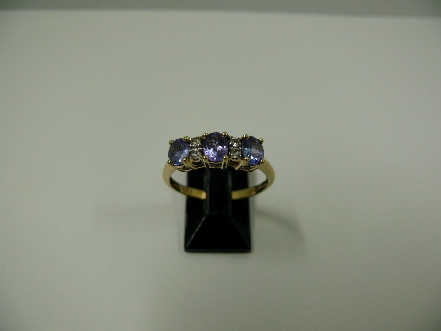 Two 9k white gold and tanzanite rings; t - Image 2 of 5