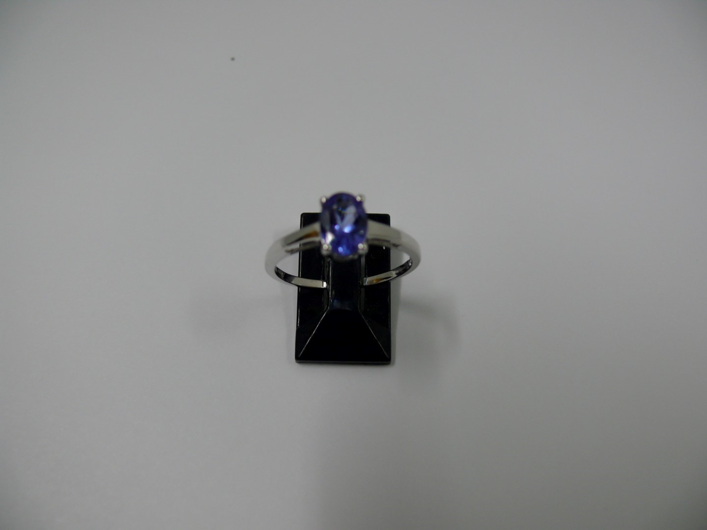 Four 10k white gold and tanzanite rings. - Image 4 of 5