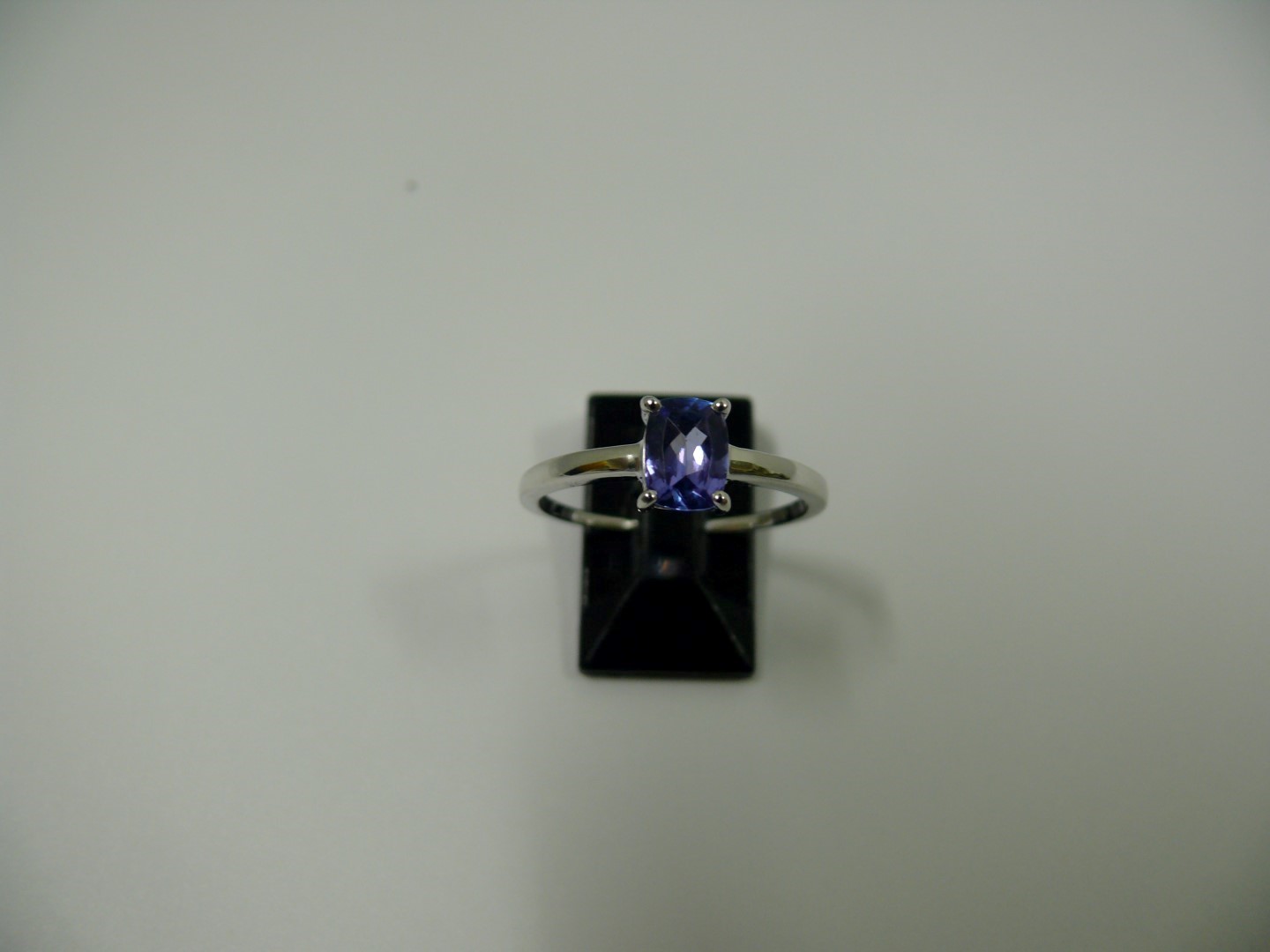 Four 10k white gold and tanzanite rings. - Image 5 of 5