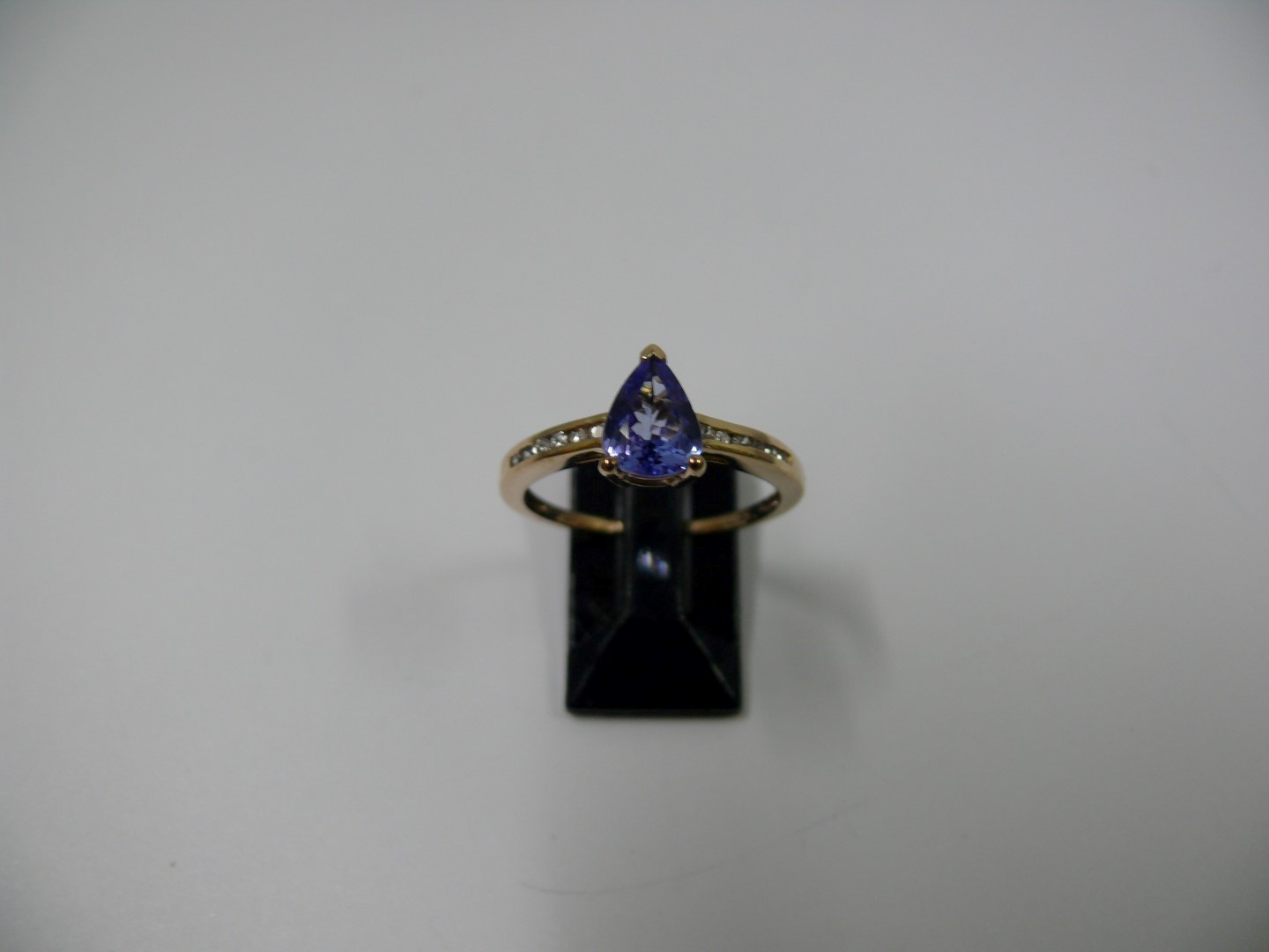 Two 9k white gold and tanzanite rings; t - Image 5 of 5