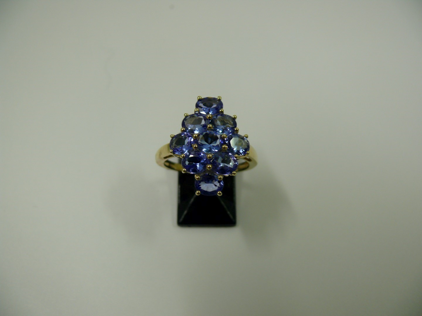 Two 10k yellow gold rings, set tanzanite - Image 4 of 5