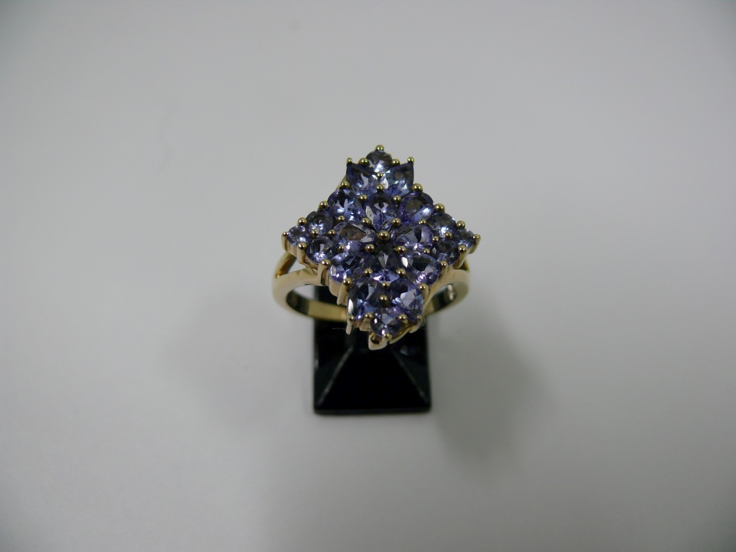 Five 9k gold tanzanite cluster rings. - Image 3 of 6