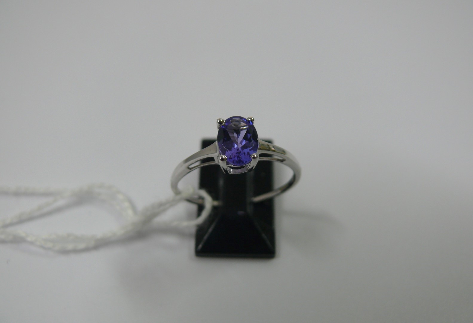 A 14k white gold ring set oval tanzanite