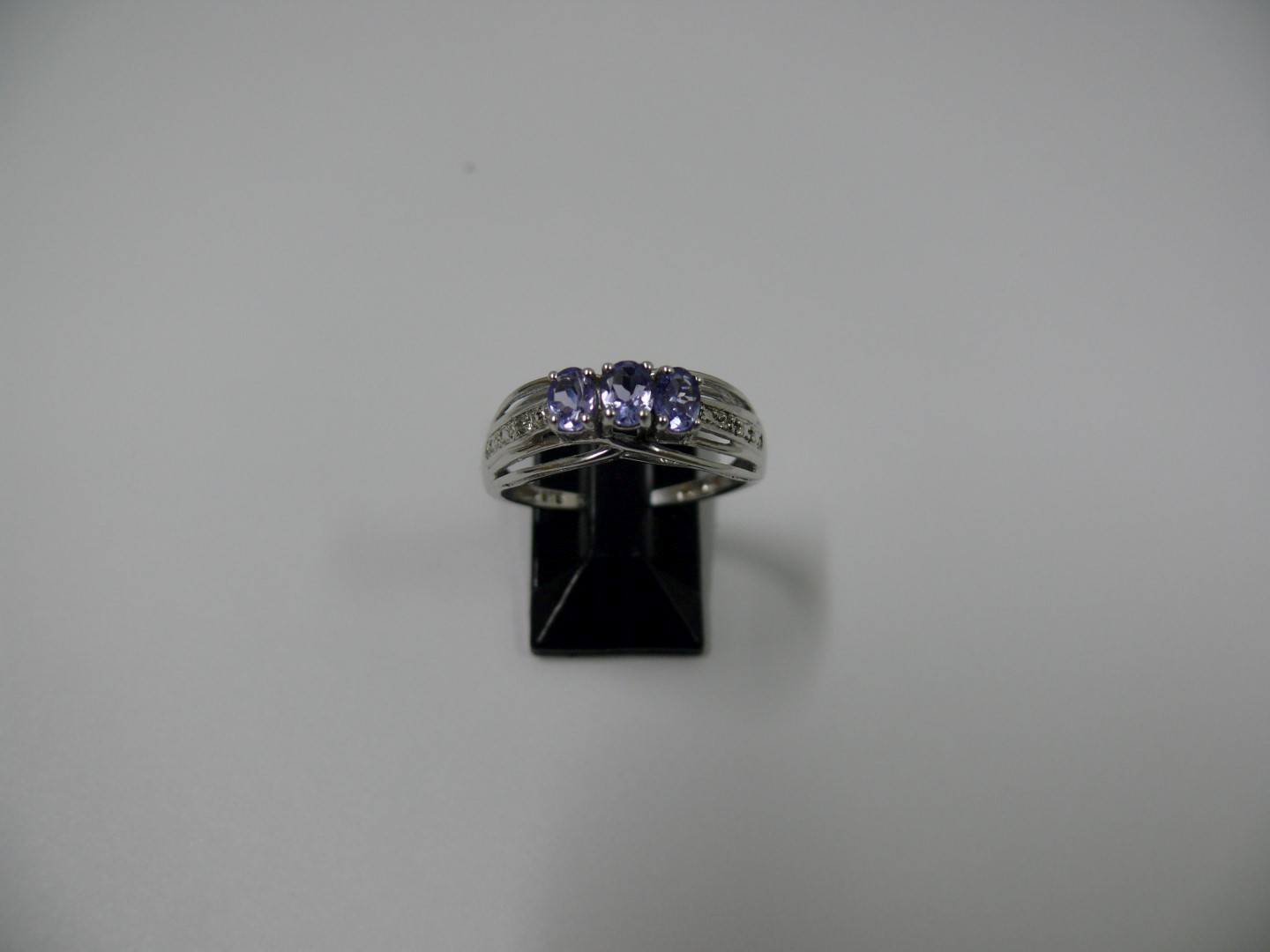 Four 10k white gold and tanzanite rings. - Image 3 of 5