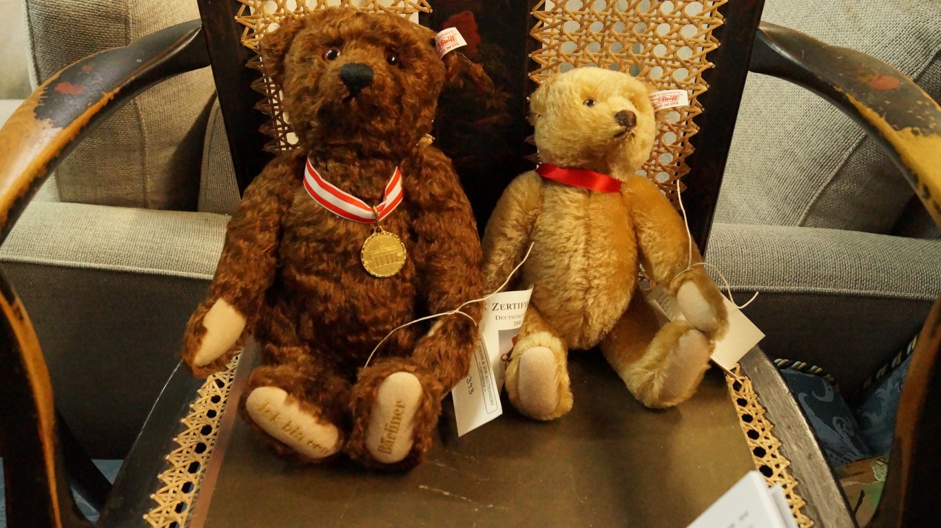 Two Steiff teddy bears, coprising: a boxed 2001 limited edition; and another smaller example.