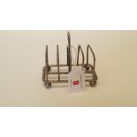 A silver small five bar toast rack, by Atkin Brothers, Sheffield 1923, 86g, 9.5cm.