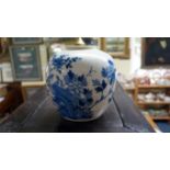 A Chinese blue and white crackle glaze ginger jar, 17cm high.