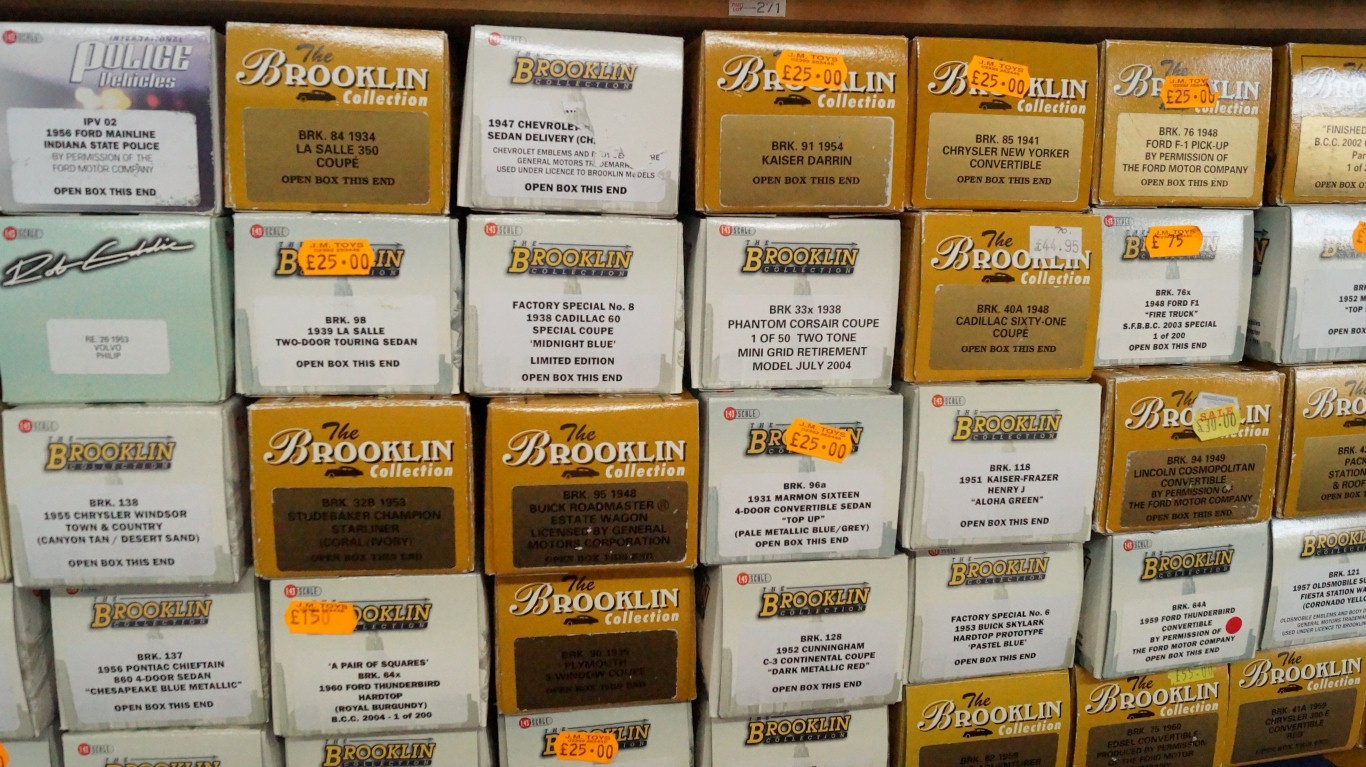 Model Cars: a large quantity of Brooklin Models, mostly boxed, (four shelves, approx 400). - Image 3 of 5