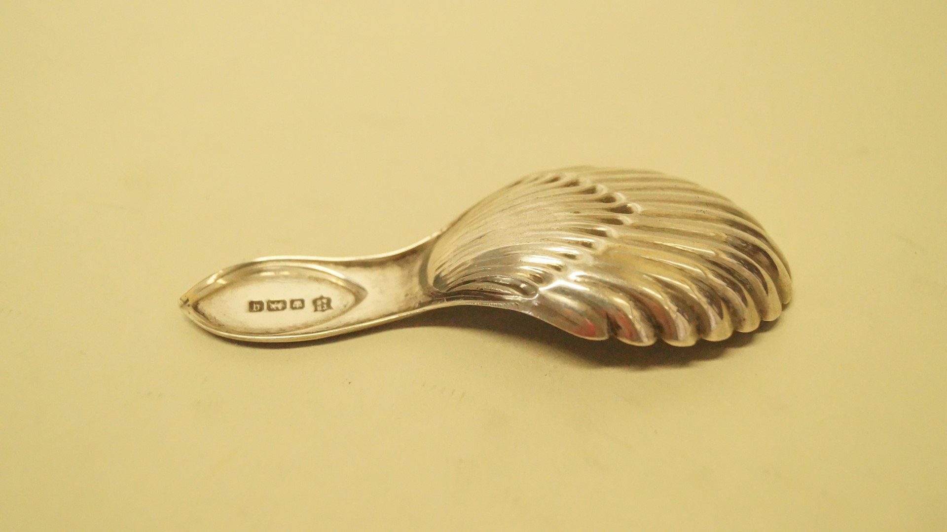 An Edwardian silver tea caddy spoon, by Thomas Bradbury & Sons Ltd, Sheffield 1908, having shell - Image 4 of 4