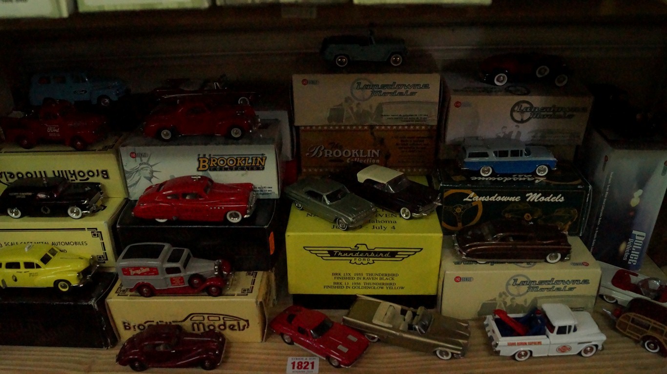 Model Cars: a large quantity of Brooklin Models, mostly boxed, (four shelves, approx 400). - Image 5 of 5