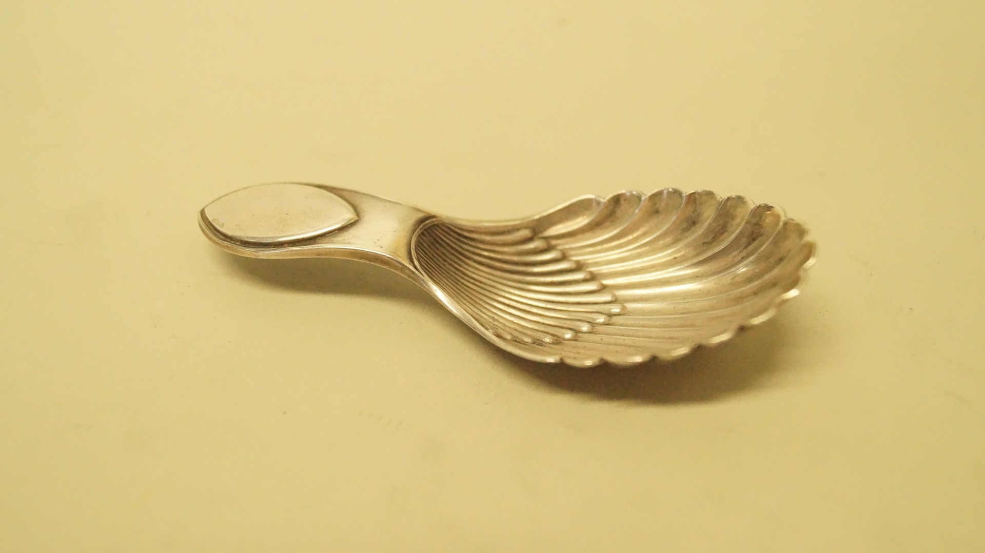 An Edwardian silver tea caddy spoon, by Thomas Bradbury & Sons Ltd, Sheffield 1908, having shell - Image 2 of 4