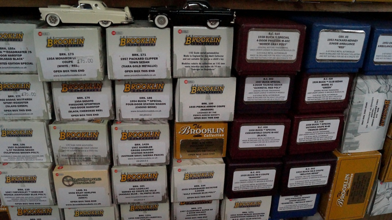 Model Cars: a large quantity of Brooklin Models, mostly boxed, (four shelves, approx 400). - Image 4 of 5