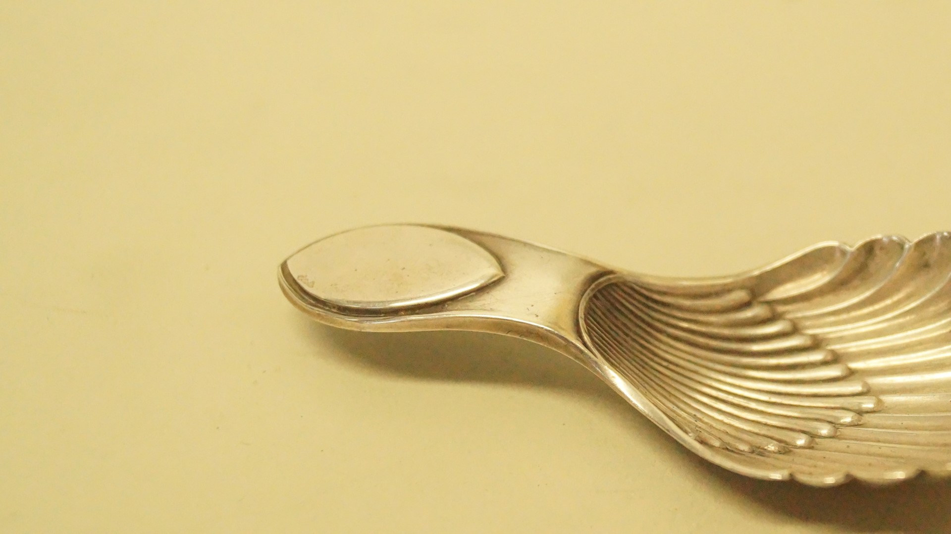 An Edwardian silver tea caddy spoon, by Thomas Bradbury & Sons Ltd, Sheffield 1908, having shell - Image 3 of 4