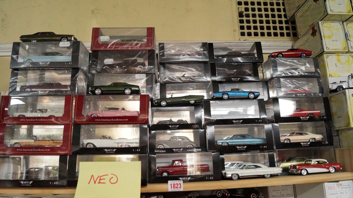 Model Cars: a quantity of Neo Models, mostly boxed, (one shelf).