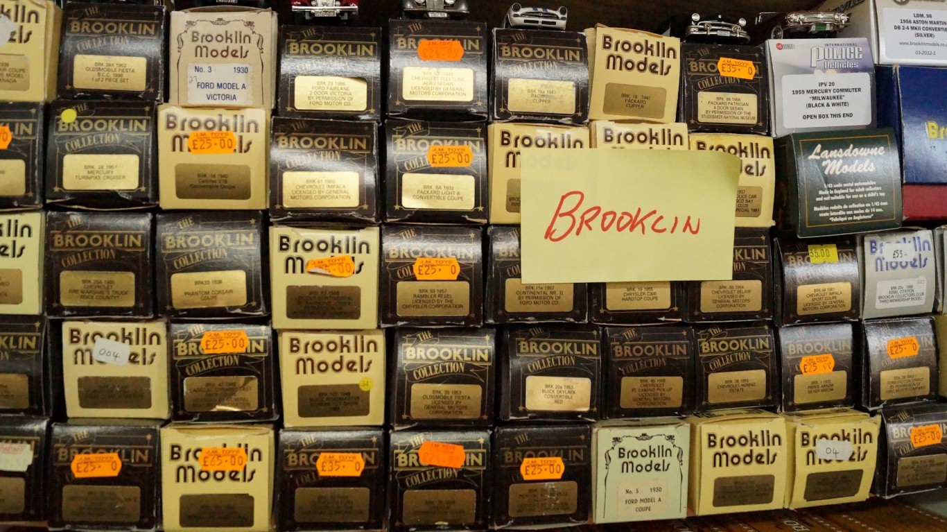 Model Cars: a large quantity of Brooklin Models, mostly boxed, (four shelves, approx 400). - Image 2 of 5