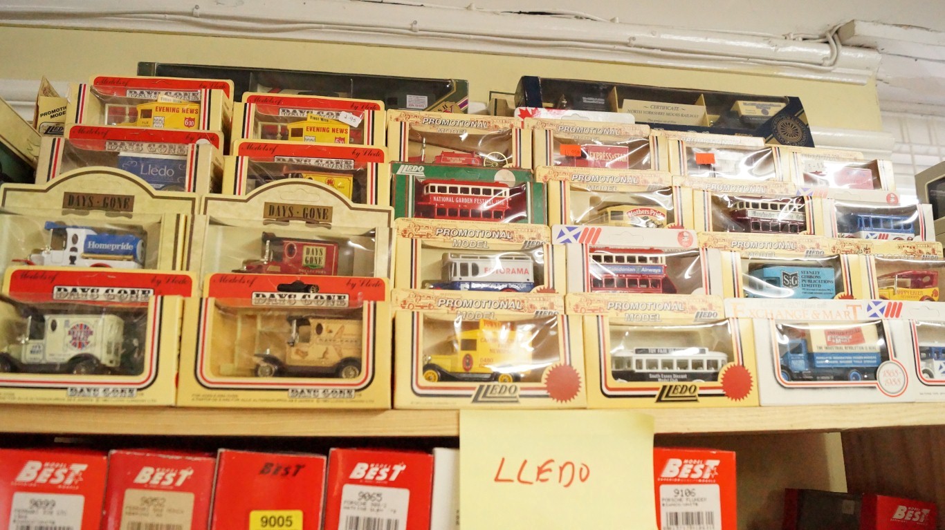 Model Cars: a large quantity of Best; Lledo; Top Model; Bang; Ixo; Matchbox; and other models, - Image 2 of 7