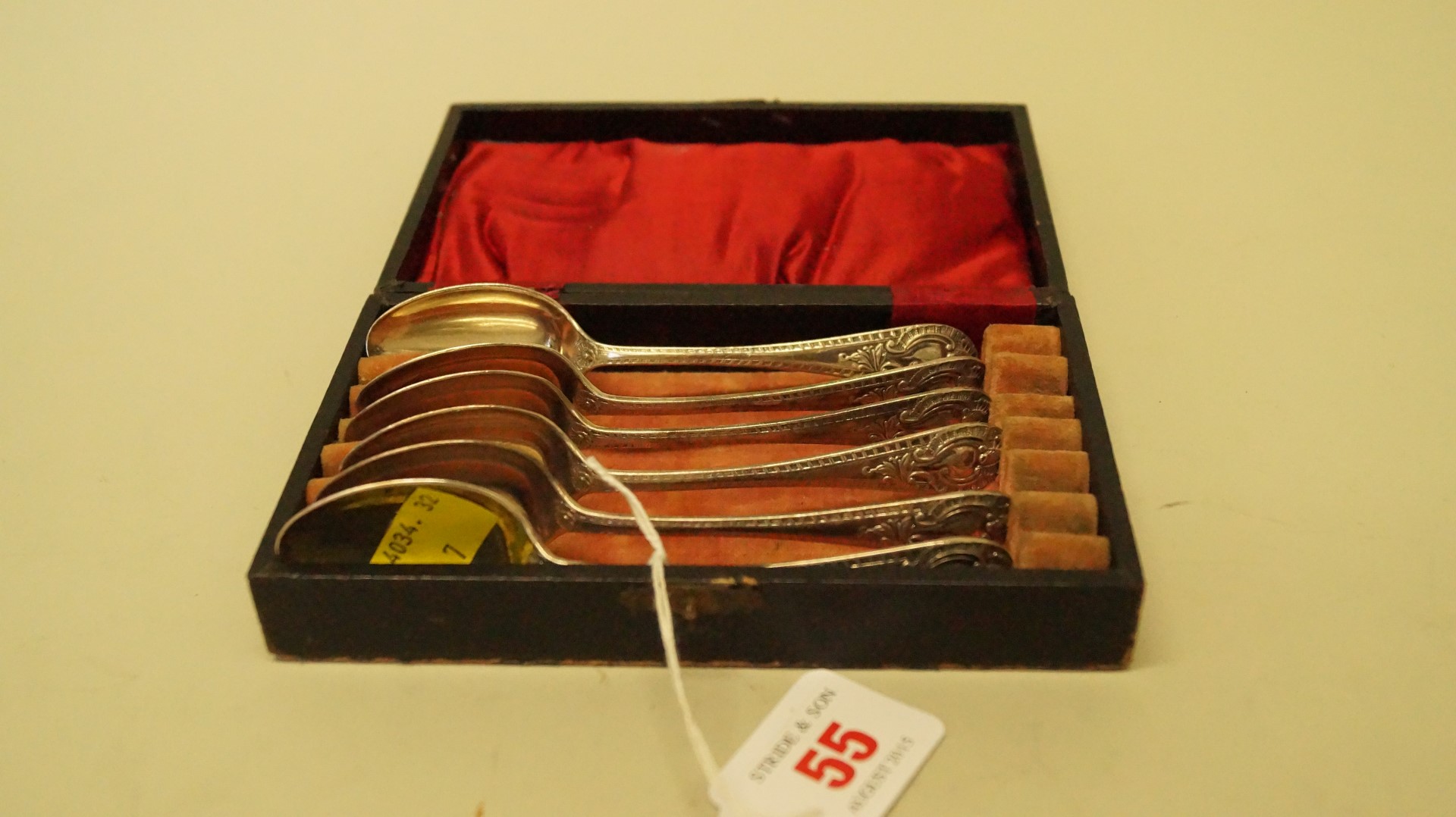 Set of six Edwardian silver teaspoons, by Walker & Hall, Sheffield 1902, 181g, in associated case.