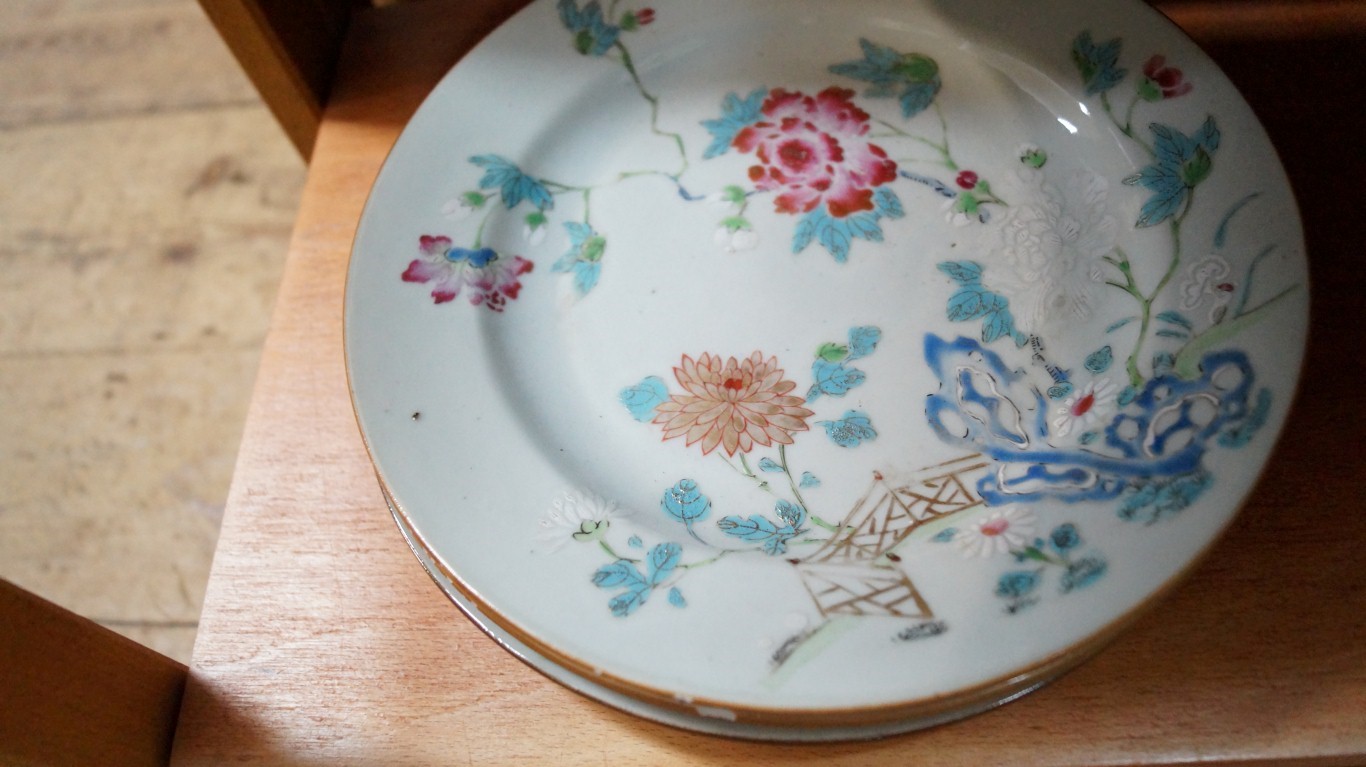 A set of five Chinese famille rose dinner plates, late 18th century, 23cm diameter. (5) Condition