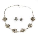 CONJUNTO "ROSAS" DE PLATA gargantilla y pendientes formando rosa tallada en plata. Peso 38 gr.