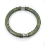 ESCLAVA DE JADE con detalles en plata. Peso 39,3 gr. Precio salida/Starting Price € 60