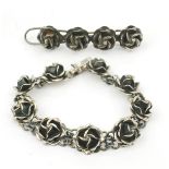 PULSERA Y AGUJA DE PLATA con centro de rosas talladas. Peso 53,5 gr. Precio salida/Starting