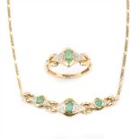 CONJUNTO DE ESMERALDA Y BRILLANTES formado por gargantilla y anillo de oro, con esmeraldas talla
