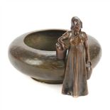 ESCUELA AUSTRÍACA Jardinera en bronce decorada con figura femenina. Diámetro  Precio Salida/Starting