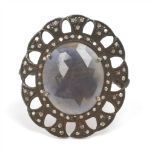 ANILLO DE ZAFIRO Y DIAMANTES en plata rodiada, con zafiro central orlado de diamantes. Peso 8,6