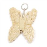 COLGANTE MARIPOSA EN PASTA DE MARFIL Med. 5 x 4 cm. Peso 10,5 gr. Precio Salida/Starting Price: €20